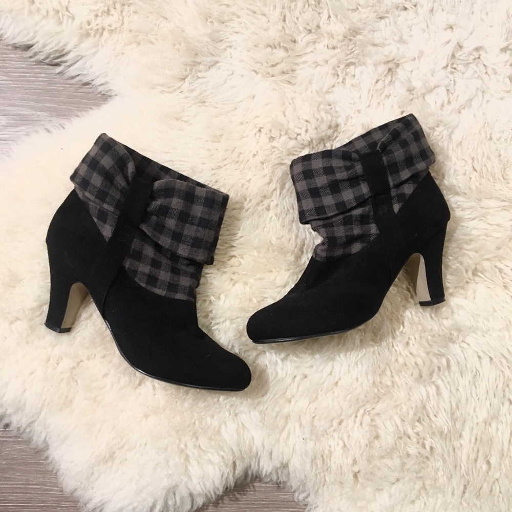 Black and gray booties 🤍🖤
